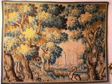 une tapisserie accrochée au mur d'une pièce