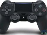 gros plan d'une manette de jeu vidéo sur une surface blanche