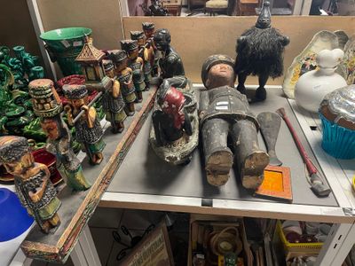 une table sur laquelle se trouvent de nombreux objets différents