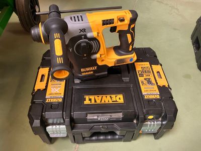 une perceuse Dewell posée sur une boîte à outils