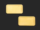 deux étiquettes rectangulaires plaquées or sur fond noir
