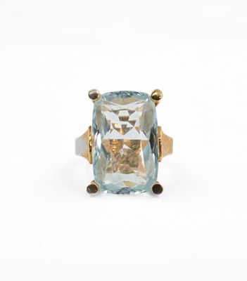 une image d'une bague sertie d'une topaze bleue