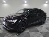 le 4x4 noir est garé dans le garage sur un sol en damier