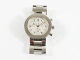 une image d'un gros plan d'une montre-bracelet sur une surface blanche