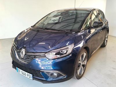 l'avant d'une voiture bleue garée dans un garage