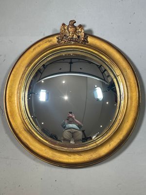 un homme se prenant en photo dans un miroir