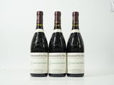 trois bouteilles de vin sont alignées sur une surface blanche