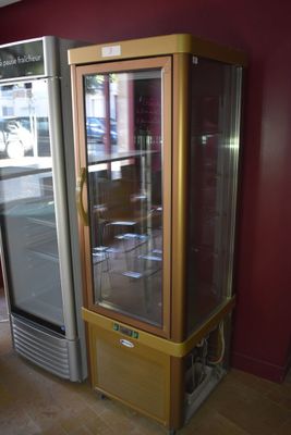une vitrine en verre dans le coin d'une pièce