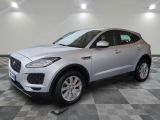 un SUV Jaguar argenté garé dans un garage