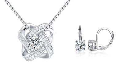 un ensemble composé d'un collier et de boucles d'oreilles en or blanc sertis de diamants
