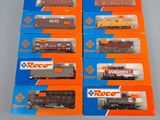 six boîtes contenant des trains miniatures posées sur une table