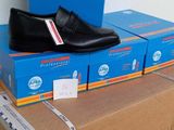 une boîte sur laquelle est posée une paire de chaussures