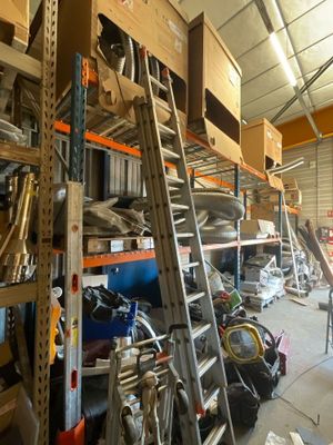 une pièce avec de nombreuses étagères et une échelle à l'intérieur