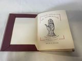 un livre ouvert sur lequel figure l'image d'une main