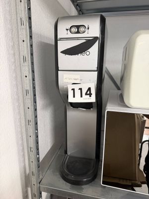 une cafetière posée sur une étagère dans un magasin