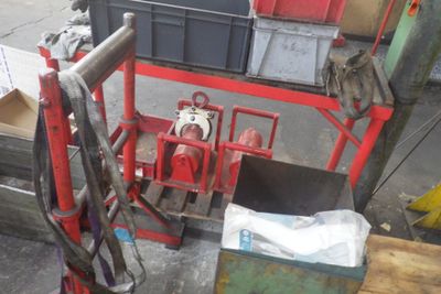 une borne d'incendie rouge située à côté d'une pile de cartons