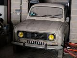 une vieille voiture garée dans un garage