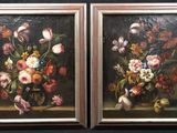 deux tableaux représentant des fleurs dans un vase sur fond noir
