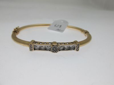 un bracelet rigide en or et diamants