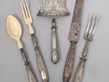 plusieurs types de couverts, notamment un couteau, une fourchette, une cuillère et un repose-cuillère
