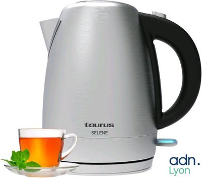 une photo d'une bouilloire et d'une tasse de thé