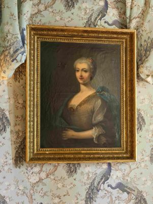 un tableau représentant une femme en robe, accroché au mur