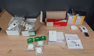 une table sur laquelle sont posés tout un tas d'appareils électroniques