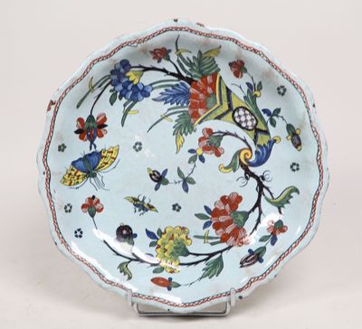 une image représentant une assiette bleue et blanche ornée de fleurs et d'oiseaux