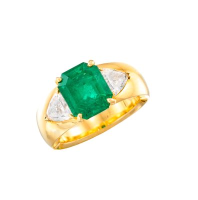 une bague en émeraude et diamant