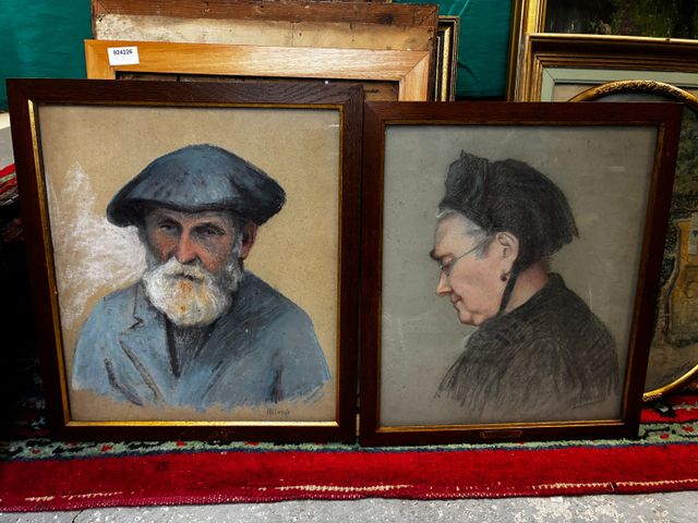 En pendant, deux portraits. Pastel. Signée M. Hirsch