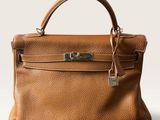 un sac à main en cuir marron sur fond blanc