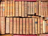 une boîte remplie de vieux livres posée sur une table