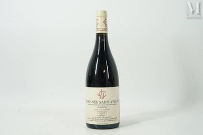 une bouteille de vin posée sur une table