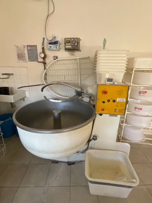 une photo d'une cuisine avec un mixeur et d'autres ustensiles