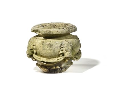 un vase en pierre posé sur une table