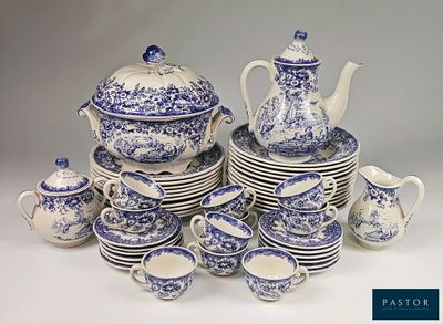 une vaste collection d'assiettes et de tasses bleues et blanches