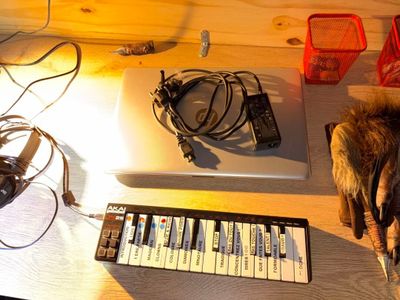 un clavier, un casque et un ordinateur portable posés sur un bureau