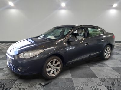 la photo d'une voiture garée dans un garage