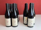 quatre bouteilles de vin sont alignées sur une table