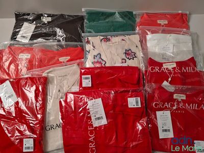 de nombreux t-shirts exposés dans le magasin