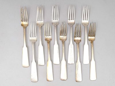 six fourchettes et six couteaux sur la table
