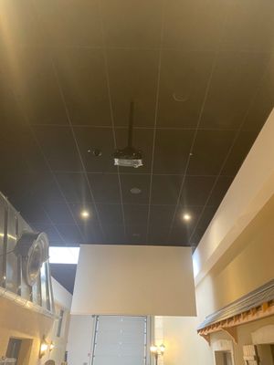 a ceiling fan that is hanging from the ceiling in a building