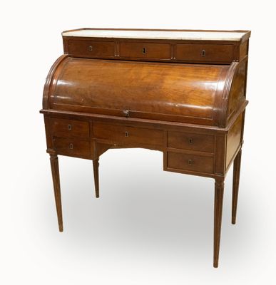 un vieux bureau en bois avec des tiroirs et des tiroirs sur le dessus