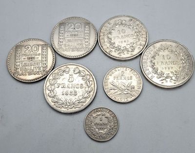 un tas de pièces de monnaie posées sur une table, l'une à côté de l'autre