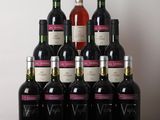 plusieurs bouteilles de vin sont alignées sur une table en bois