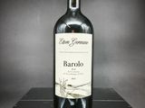 la bouteille de vin est posée sur une table noire