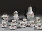 de nombreuses tasses à café et soucoupes posées sur une table