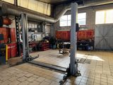 une image d'un garage avec beaucoup d'outils