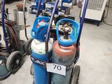 deux bouteilles de gaz et un chariot dans un garage