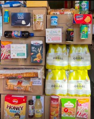 Dans un magasin, des cartons de nourriture sont empilés les uns sur les autres